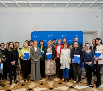 Zdjęcie przedstawia osoby z organizacji, które otrzymały wsparcie w ramach konkursu "Śląska paleta niepełnosprawności"